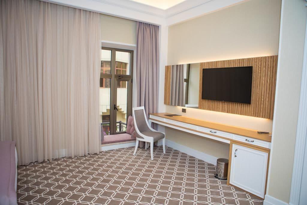 Theatrum Hotel Bakú Exterior foto A room at the hotel